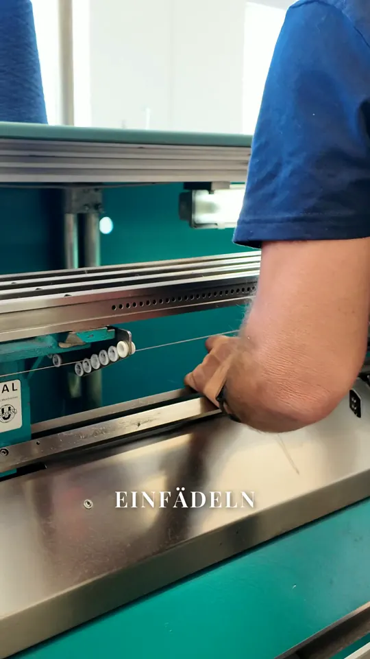 Bild aus dem Reel: Einfädeln an der Strickmaschine